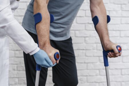 riabilitazione preoperatoria, intervento chirurgico ortopedico, escursione articolare, rigidità articolare, recupero postoperatorio, ricostruzione legamentosa